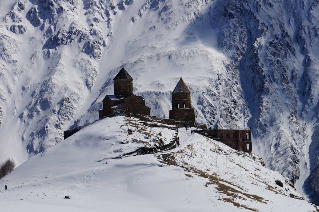 Klasztor Cminda Sameba,w tle zbocza Kazbeku