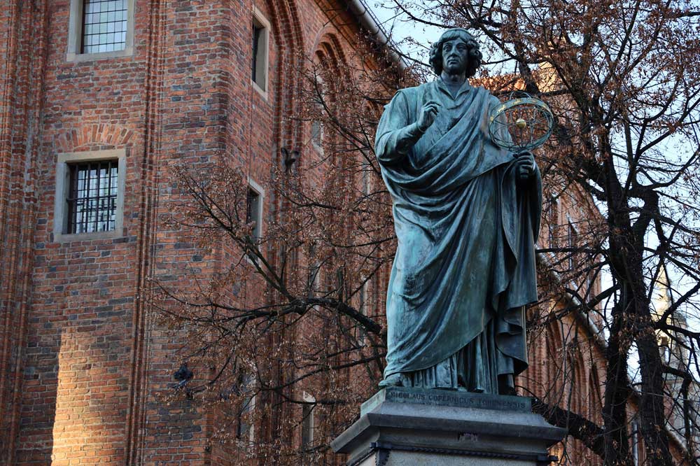Co zobaczyć w Toruniu? Pomnik Mikołaja Kopernika.