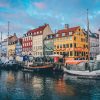 Atrakcje turystyczne Danii. Ulica z jaskrawo kolorowymi kamieniczkami i i kanał Nyhavn w Kopenhadze.