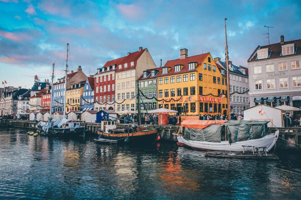 Atrakcje turystyczne Danii. Ulica z jaskrawo kolorowymi kamieniczkami i i kanał Nyhavn w Kopenhadze.