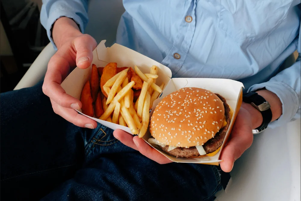 ciężkostrawne jedzenie fast food obciążające układ trawienny