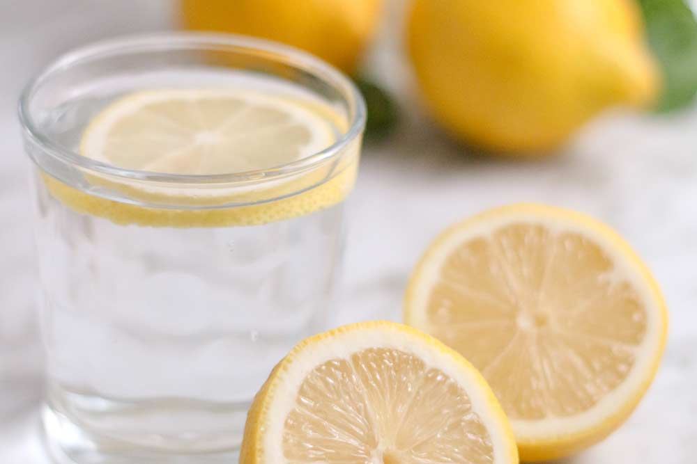 Dlaczego pić wodę z cytryną