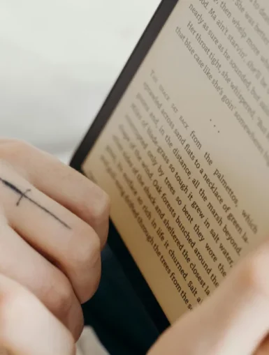 Porównanie aplikacji Legimi i Empik Go na czytniku e-booków 2026.