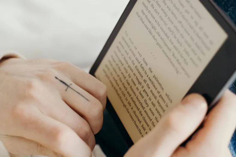 Porównanie aplikacji Legimi i Empik Go na czytniku e-booków 2026.