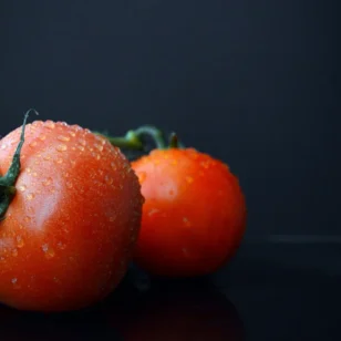Metoda Pomodoro: Czerwone pomidory na ciemnym tle
