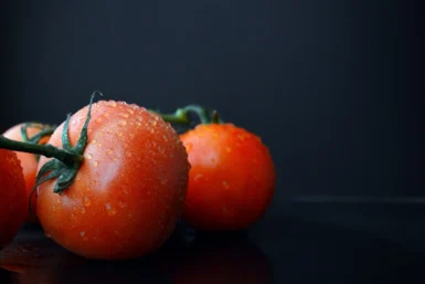 Metoda Pomodoro: Czerwone pomidory na ciemnym tle