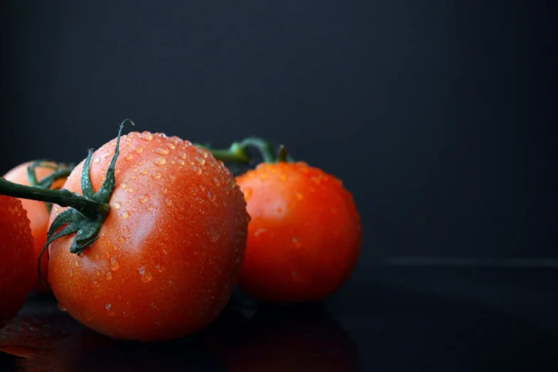 Metoda Pomodoro: Czerwone pomidory na ciemnym tle